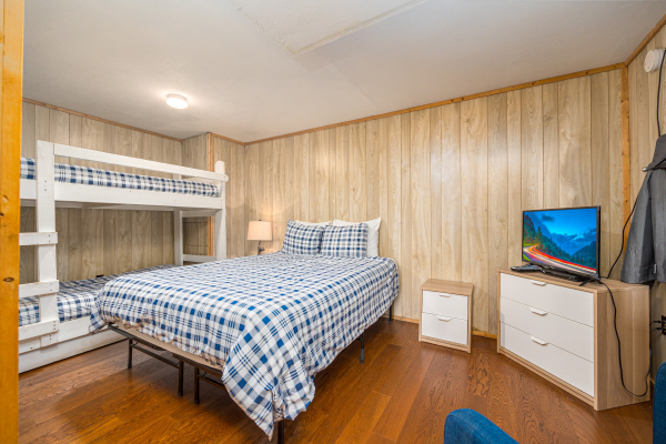 Bedroom with a twin bed and bunkbeds at Terrace Garden Manor