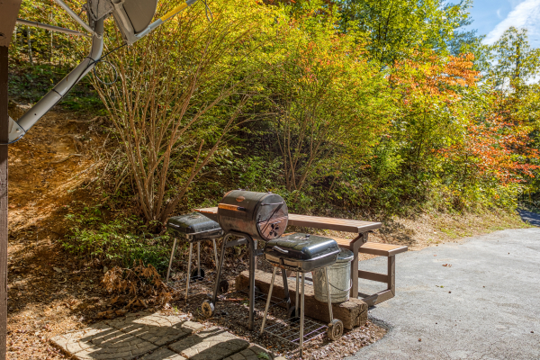 Charcoal grills off the patio at Pine Splendor, a 5 bedroom cabin rental located in Pigeon Forge