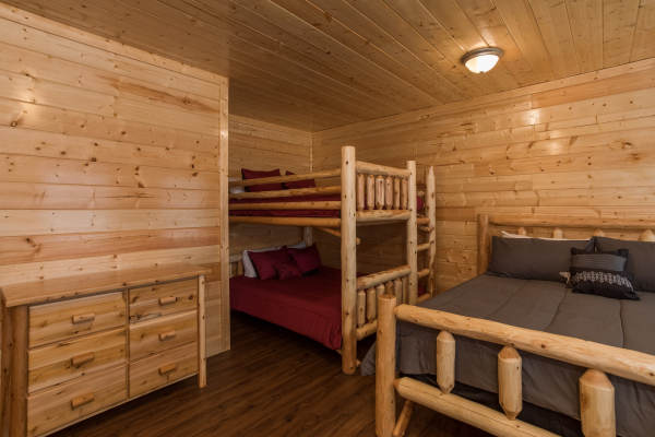 Bedroom with bunk beds and a single bed at Splash Mountain Lodge a 4 bedroom cabin rental located in Gatlinburg