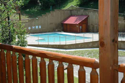 resort pool at alpine sondance a 2 bedroom cabin rental located in pigeon forge
