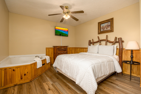 Bedroom with jacuzzi at Liam's Lookout, a 2 bedroom cabin rental located in Pigeon Forge