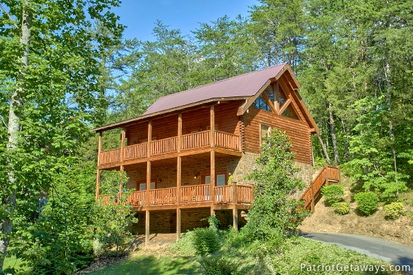 Exterior with two level deck at Alpine Sundance Trail, a 3 bedroom cabin rental located in Pigeon Forge