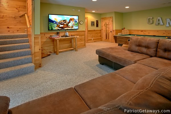 Game room living area on the main level at Alpine Sundance Trail, a 3 bedroom cabin rental located in Pigeon Forge