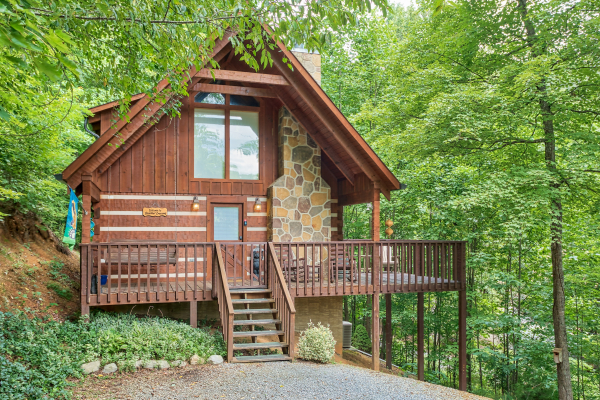 Exterior view of the entry from the parking area at Bearfoot Crossing, a 1-bedroom cabin rental located in Pigeon Forge