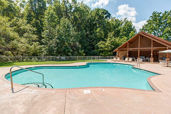 outdoor pool and club house at alpine something blue a 1 bedroom cabin rental located in pigeon forge