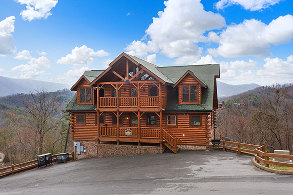 Exterior and plenty of paved parking at Grand Timber Lodge, a 5-bedroom cabin rental located in Pigeon Forge