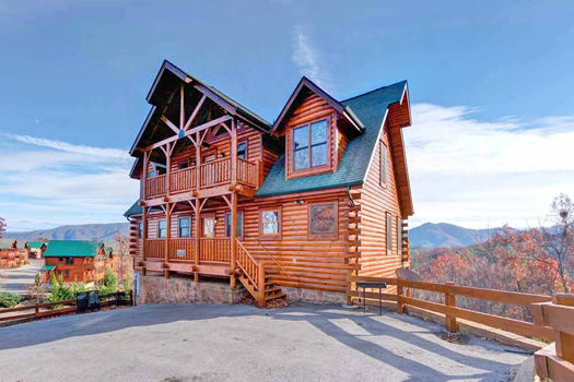 Paved parking in front of Grand Timber Lodge, a 5-bedroom cabin rental located in Pigeon Forge