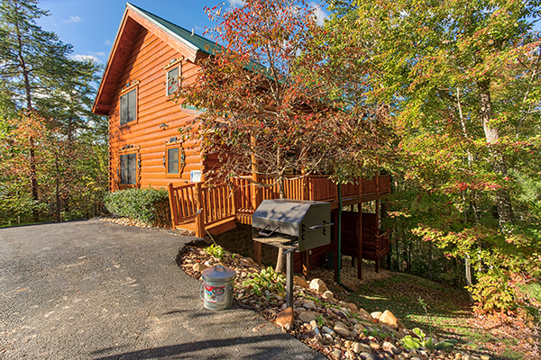 Parking area and grill at Bearfoot Paradise, a 3-bedroom cabin rental located in Pigeon Forge