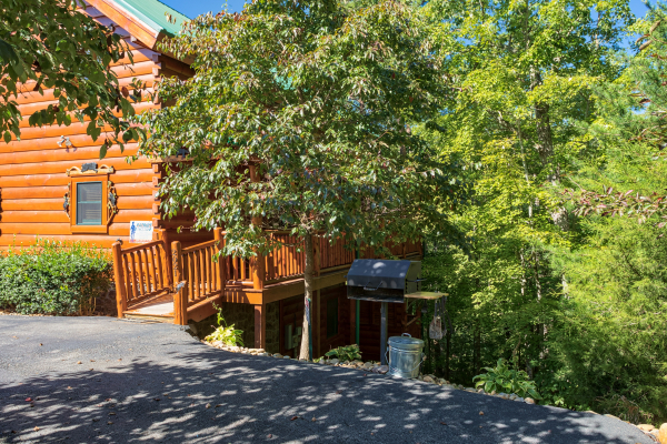 Parking area at Bearfoot Paradise, a 3-bedroom cabin rental located in Pigeon Forge