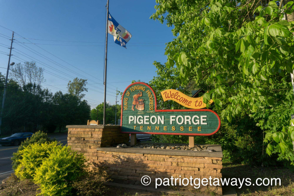 Golden Memories, a 1-bedroom cabin rental, is located in Pigeon Forge