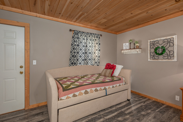 Trundle bed in a bedroom at Bearadise 4 Us, a 3 bedroom cabin rental located in Pigeon Forge