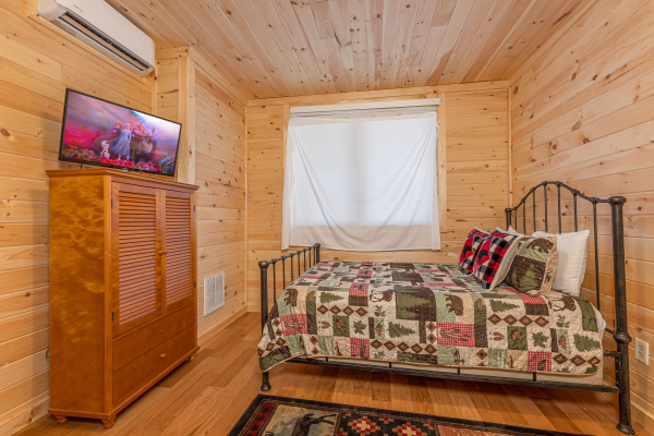 Additional bedroom amenities at Sky View, A 4 bedroom cabin rental in Pigeon Forge