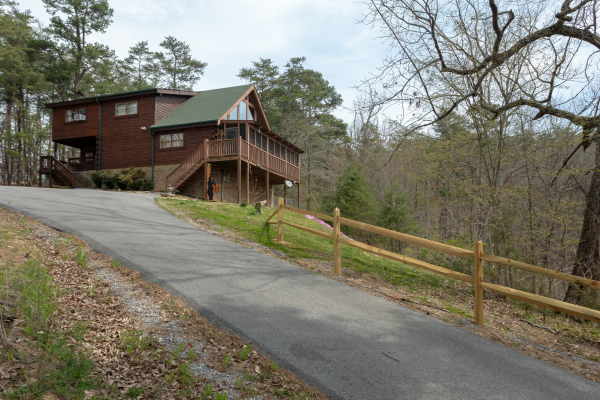 Cabin and driveway at Leconte View Lodge, a 3 bedroom cabin rental located in Pigeon Forge