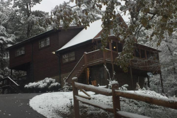 Snowy exterior at Leconte View Lodge, a 3 bedroom cabin rental located in Pigeon Forge