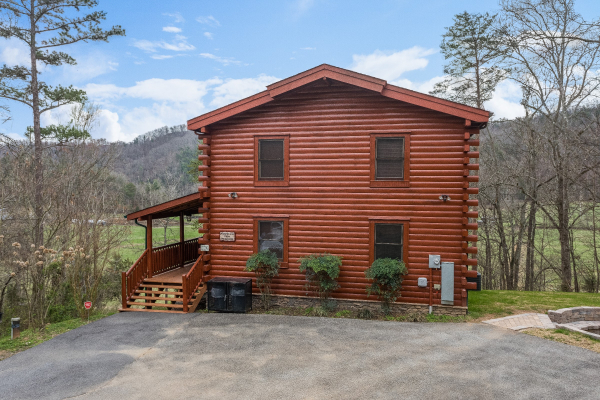 Flat parking and the cabin at Mountain View Meadows, a 3 bedroom cabin rental located in Pigeon Forge