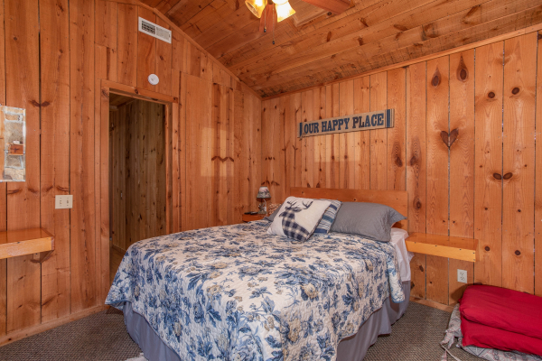Queen bed in a bedroom at Peace & Quiet, a 3 bedroom cabin rental located in Pigeon Forge