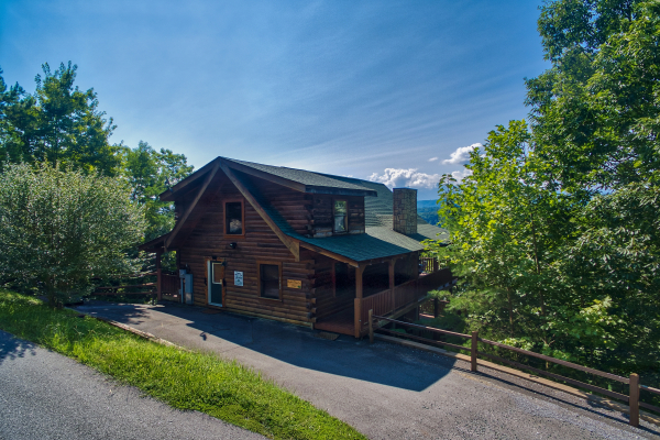 level parking at angel's majestic view a 3 bedroom cabin rental located in pigeon forge