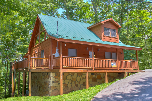 Pop's Snuggle Bear, a 1 bedroom cabin rental located in Pigeon Forge