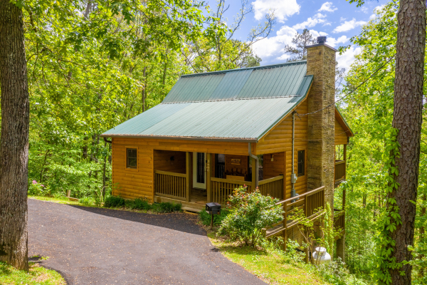 Parking and exterior at Cabin Life, a 2 bedroom cabin rental located in Pigeon Forge