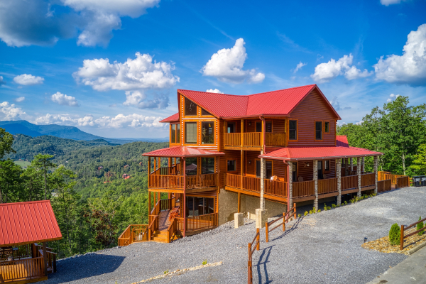 Exterior view of the cabin, parking area, and picnic area at Four Seasons Palace, a 5-bedroom cabin rental located in Pigeon Forge