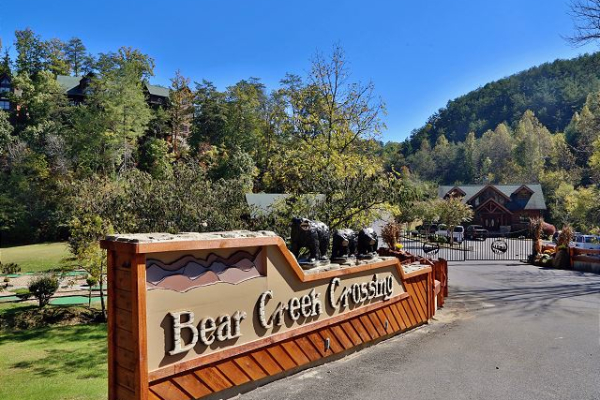 Bear Creek Crossing Resort sign at Bears Eye View, a 2-bedroom cabin rental located in Pigeon Forge