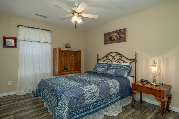 Bedroom with a queen bed at Peace at the River, a 3 bedroom cabin rental located in Pigeon Forge