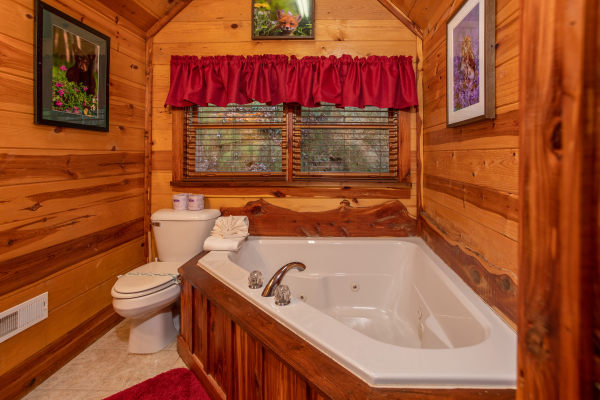 Corner jacuzzi at Moonshiner's Ridge, a 1-bedroom cabin rental located in Pigeon Forge