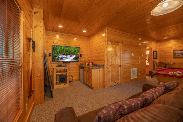 Second living room with TV and wet bar at Rocky Top Retreat, a 2 bedroom cabin rental located in Pigeon Forge