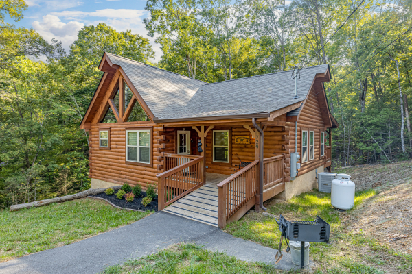 Front yard & grill at Gar Bear's Hideaway, a Pigeon Forge cabin rental