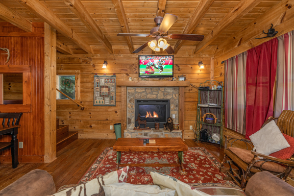 Living room with a fireplace and TV at A Beary Nice Cabin, a 2 bedroom cabin rental located in Pigeon Forge