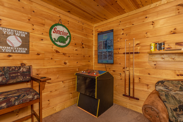 Arcade game at King Wolf Lodge, a 3 bedroom cabin rental located in Pigeon Forge