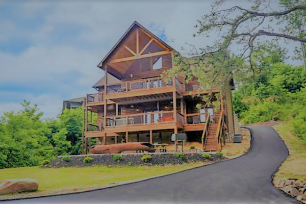 Ascending front view at Twin Peaks, a 5 bedroom cabin rental located in Gatlinburg