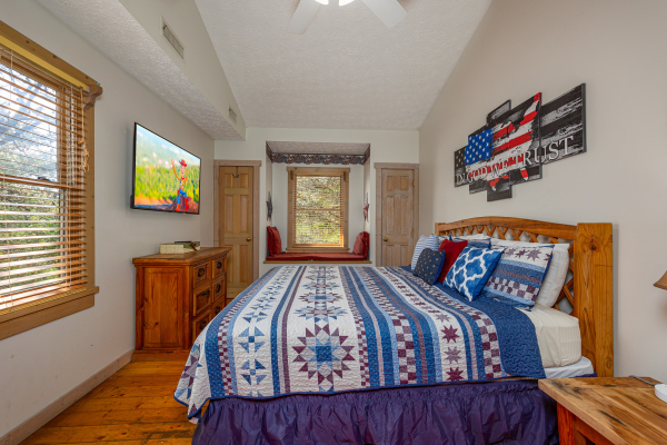 Second bedroom amenities at old glory, a 2 bedroom cabin rental located in Pigeon Forge