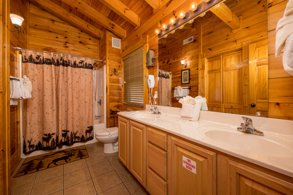 at poolhouse lodge a 3 bedroom cabin rental located in pigeon forge