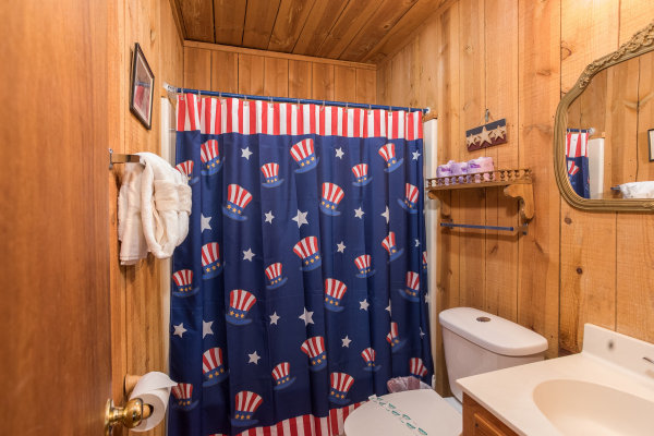 bathroom with americana decor at america's view a 2 bedroom cabin rental located in pigeon forge
