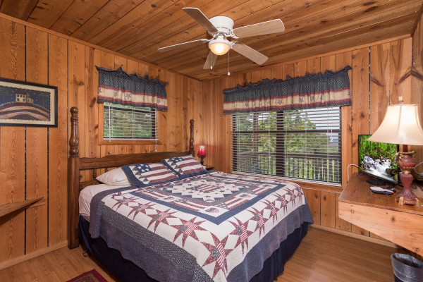bedroom with americana decor at america's view a 2 bedroom cabin rental located in pigeon forge