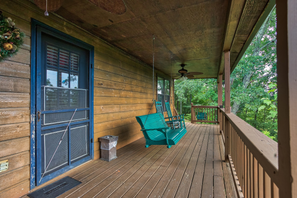 porch swing on a covered deck at america's view a 2 bedroom cabin rental located in pigeon forge