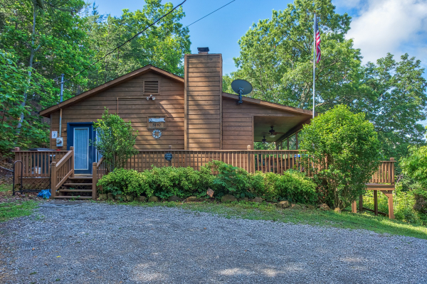 gravel parking area at america's view a 2 bedroom cabin rental located in pigeon forge