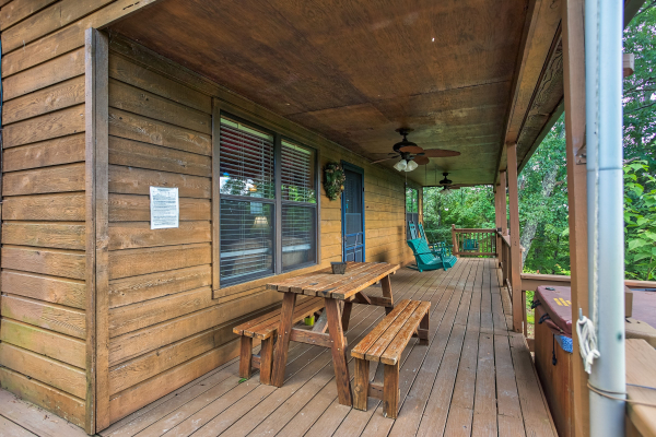 picnic table on a covered deck at america's view a 2 bedroom cabin rental located in pigeon forge