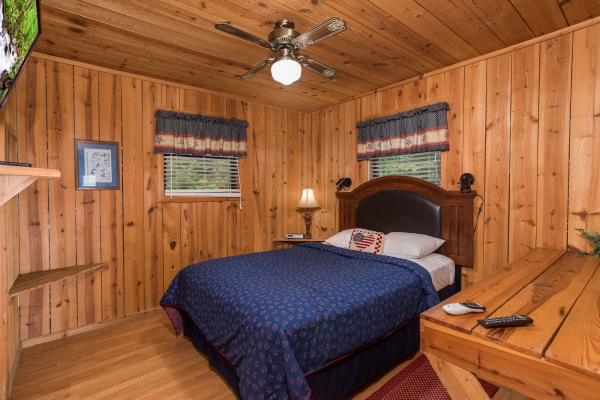 second bedroom with queen bed at america's view a 2 bedroom cabin rental located in pigeon forge