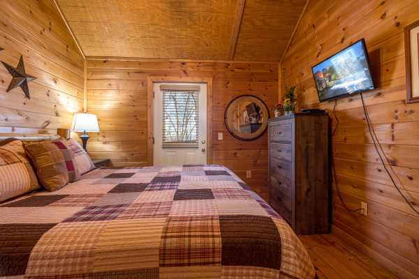 Second bedroom amenities at Sunny Side Up, a 2 bedroom cabin rental located in Gatlinburg