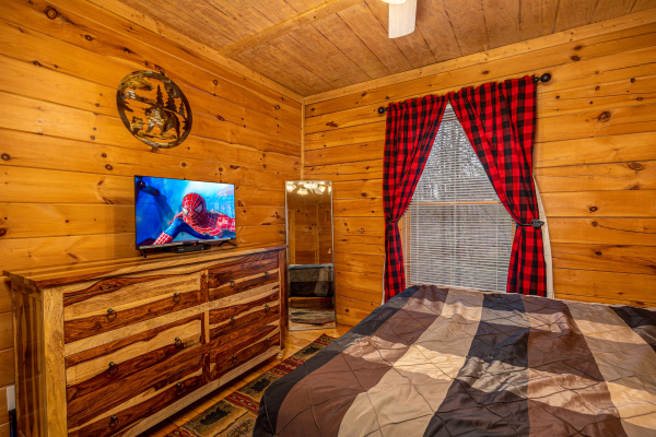 Master bedroom amenities at Lincoln Logs, a 2 bedroom cabin rental located in Gatlinburg 