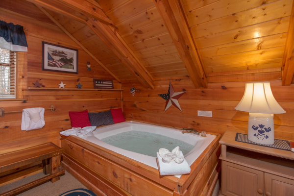 Jacuzzi tub at Beary Good Time, a 1-bedroom cabin rental located in Pigeon Forge