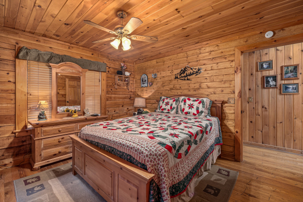 Bedroom with ceiling fan and dresser at R & R Hideaway, a 1 bedroom cabin rental located in Pigeon Forge