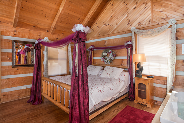 Four post bed in the studio setting at Bare Hugs, a 1-bedroom cabin rental located in Pigeon Forge