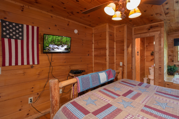 TV in a bedroom at Patriot Inn, a 1 bedroom Gatlinburg cabin rental