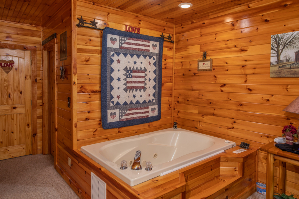 Jacuzzi in the king bedroom at Bear Country, a 3-bedroom cabin rental located in Pigeon Forge