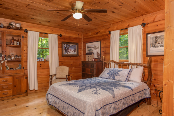 Queen sized bed at Aw Paw's Place, a 1-bedroom cabin rental located in Pigeon Forge