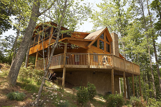 looking up at the wrap around deck of alpine romance a 2 bedroom cabin rental located in pigeon forge