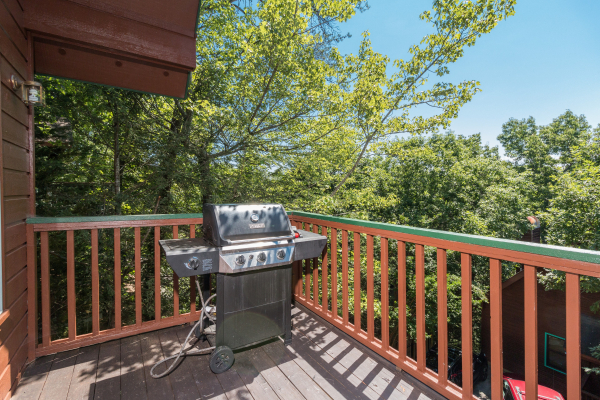 Grill on the deck at Ain't Misbehaven, a 1 bedroom cabin rental located in Pigeon Forge